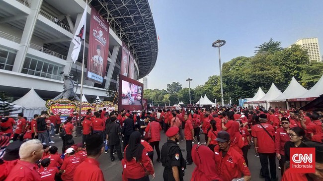 Ribuan massa mulai memadati area Stadion Utama Gelora Bung Karno (GBK) jelang pembukaan puncak perayaan Bulan Bung Karno, Sabtu (24/6).