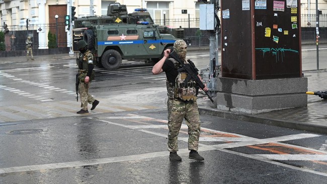 Rusia dihadapkan pemberontakan di tengah invasinya ke Ukraina usai tentara Wagner Group menyerbu markas militer Negeri Beruang Merah di Rostov.