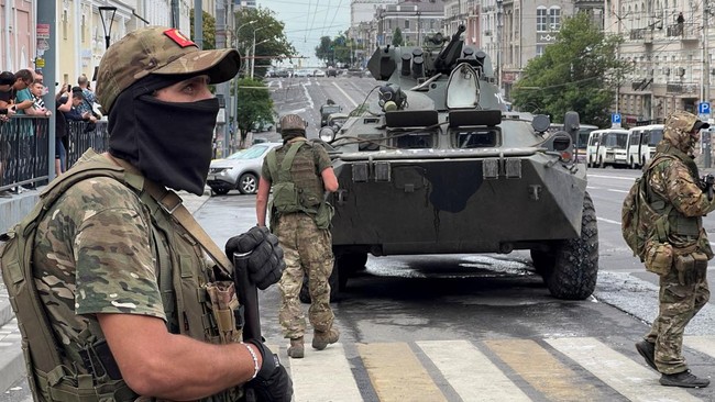 Rusia dihadapkan pemberontakan di tengah invasinya ke Ukraina usai tentara Wagner Group menyerbu markas militer Negeri Beruang Merah di Rostov.