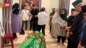 VIDEO: Ganjar Melawat ke Rumah Duka Desmond Mahesa