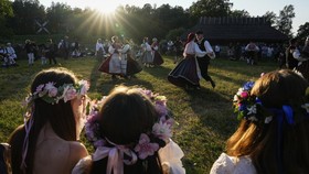 FOTO: Mengintip Tradisi Perayaan 'Midsummer' di Estonia