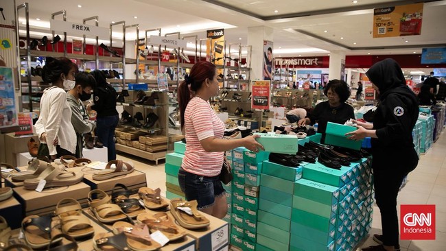 Lagi nyari sendal dan sepatu baru? Cus beli aja di Transmart Full Day: Merdeka Belanja sekarang juga! Soalnya banyak diskonnya loh! 