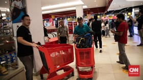 Transmart Full Day Sale, Pengunjung Ramai-ramai Beli Sepeda Listrik