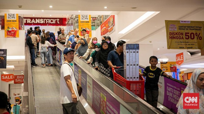 Transmart Full Day Sale kembali hadir hari ini, Sabtu (22/7). Pesta diskon seharian dijamin tidak kalah heboh dari gelaran sebelumnya.