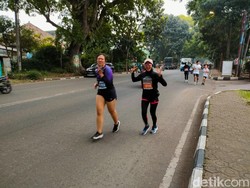 Girangnya Azzahra Ikut Lari Bareng Polisi di Cimahi