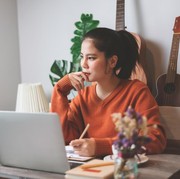 5 Zodiak Workaholic Ini Butuh Waktu Sendiri Saat Bekerja, Jangan Coba-coba Mengganggunya!