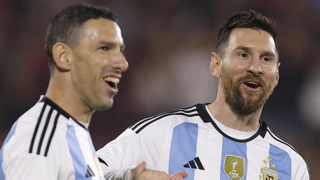 Kapten Argentina Lionel Messi berpesta pada momen perpisahan Maxi Rodriguez dengan Newell's Old Boys di Stadion Marcelo Bielsa, Minggu (25/6) waktu Indonesia.