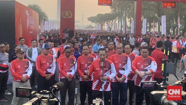 Sederet tokoh tampak mengikuti acara fun walk yang digelar Kepolisian Republik Indonesia dalam rangka menyambut Hari Bhayangkara ke-77 di Monas, Minggu (25/6).