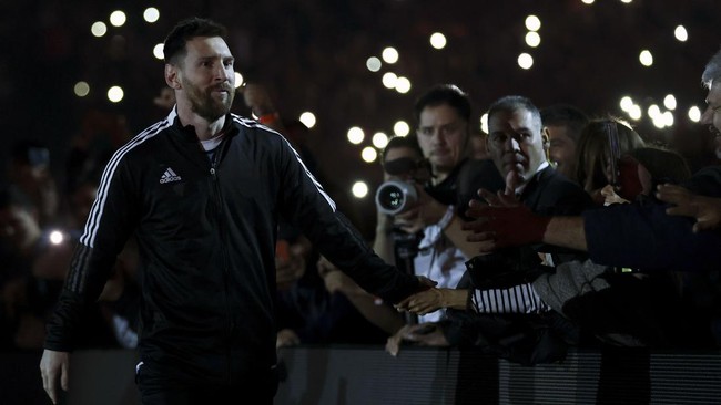 Lionel Messi mengungkapkan kegembiraannya saat mengikuti laga perpisahan Maxi Rodriguez dan Juan Roman Riquelme.