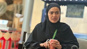 Lola Amaria Ungkap Momen Saat Cium Hajar Aswad, Dibantu Jemaah Turki