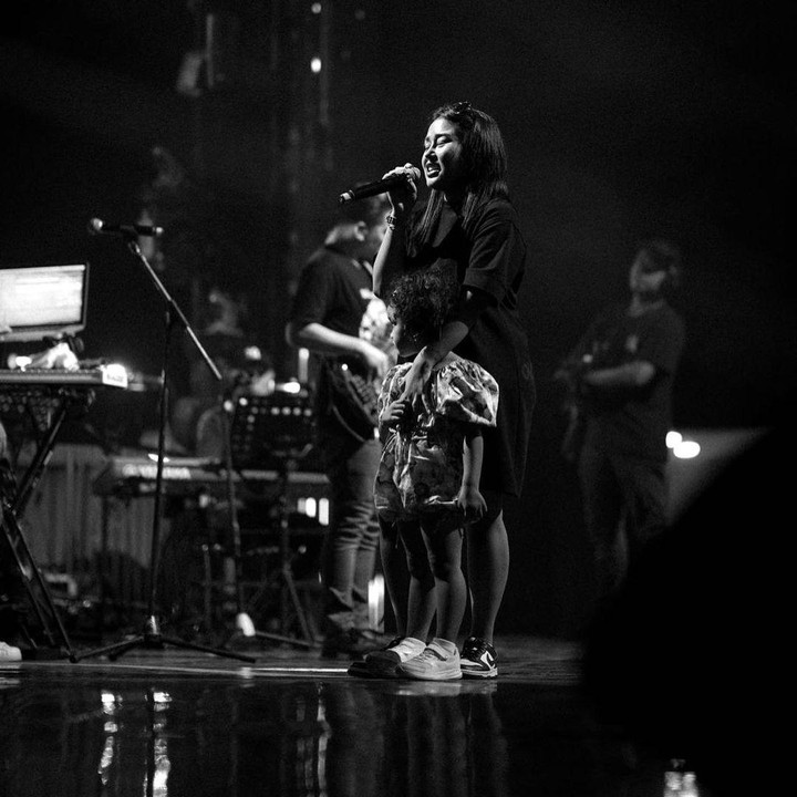 <p>"Hari ini akan menjadi hari bersejarah bagi Ayah nya Gewa @glennfredly309 , tentunya bukan hanya Glenn tapi bagi kami berdua,Gewa dan Aku, semoga hari ini semesta memegang erat penuh tangan dan pundak ku dengan Rahmatnya," tulis Mutia, dikutip dari laman <em>Instagram@mutia_ayuu.</em> (Foto: Instagram@mutia_ayuu)</p>