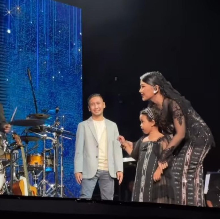 <p>Momen spesial terjadi ketika Mutia naik ke atas panggung dan membawakan lagu sang suami yang berjudul <em>Itu Saja</em>. Tak hanya itu, Mutia pun ditemani sang suami dalam bentuk hologram, Bunda. Dalam kesempatan itu, terungkap juga wajah cantik Gewa yang langsung menuai banyak pujian. (Foto: Instagram@mutia_ayuu)</p>