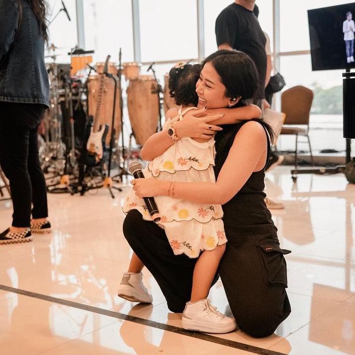 <p>Tak sendiri, anak perempuan semata wayangnya dengan Glenn Fredly, Gewa Atlana Syamayim Latuihamallo, juga ikut mendukung sang Bunda dengan menemaninya setiap berlatih, Bunda. (Foto: Instagram@mutia_ayuu)</p>