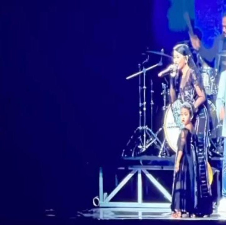 <p>Suasana semakin menyentuh hati ketika Gewa juga ikut mendampingi sang Bunda bernyanyi di atas panggung bersama sang ayah. Tak sedikit penonton yang ikut meneteskan air mata ketika melihat momen haru tersebut. "Nangis sih, gewa konser sama papanya. teknologi AI nya keren," tuis akun <em>@ogykuncoro.</em> (Foto: Instagram@mutia_ayuu)</p>