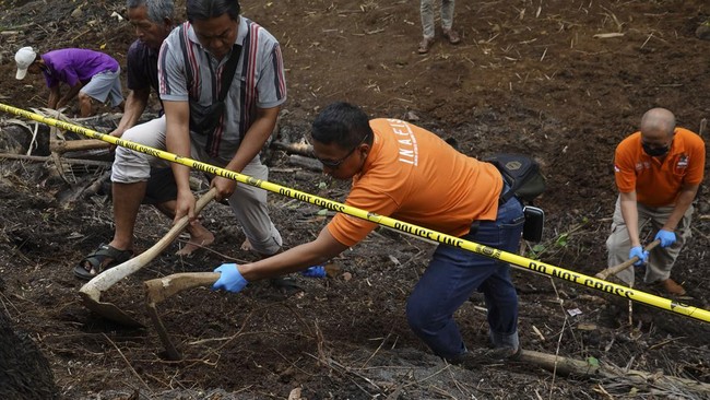 Ada tujuh bayi hasil inses dengan E (25) yang dibunuh oleh aya kandung sendiri di Purwokerto Selatan, Banyumas dan dimakamkan di kebun kosong.