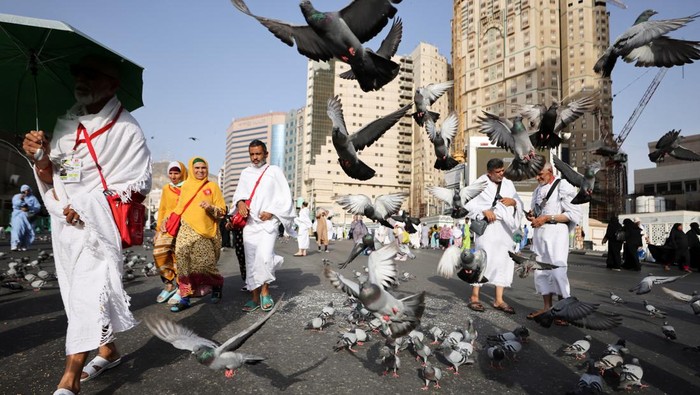 Men walk with umbrellas as people start arriving to perform the annual Haj in the Grand Mosque, in the holy city of Mecca, Saudi Arabia, June 24, 2023. REUTERS/Mohamed Abd El Ghany