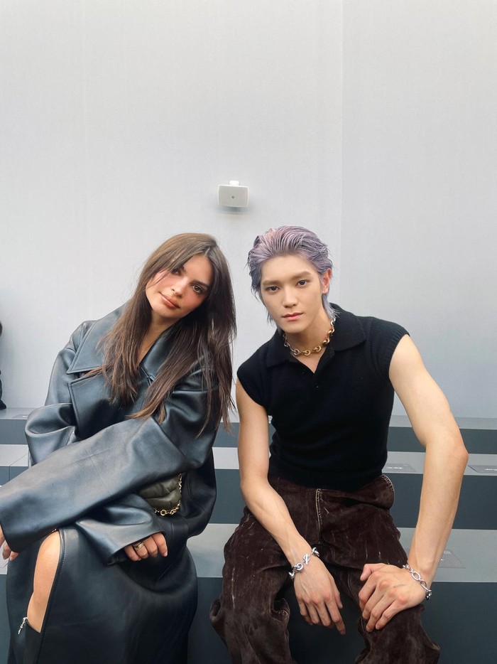 Potret menarik lainnya ialah saat Taeyong NCT berpose bersama supermodel asal Amerika, Emily Ratajkowski./ Foto: twitter.com/NCTsmtown