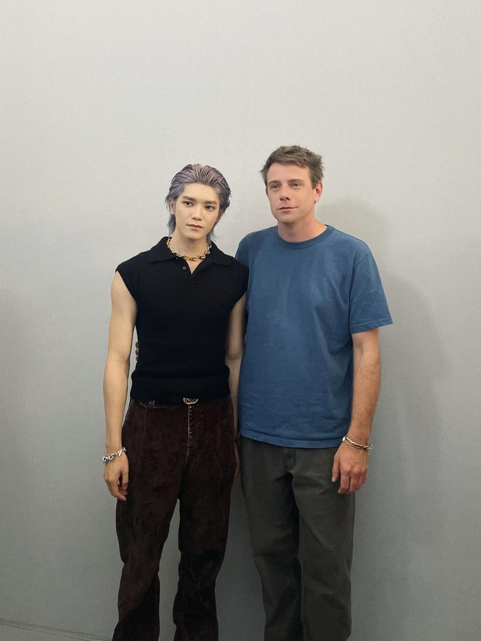 Tak ketinggalan, Taeyong NCT pun terlihat berpose bersama Jonathan Anderson, sang Creative Director dari Loewe./ Foto: twitter.com/NCTsmtown