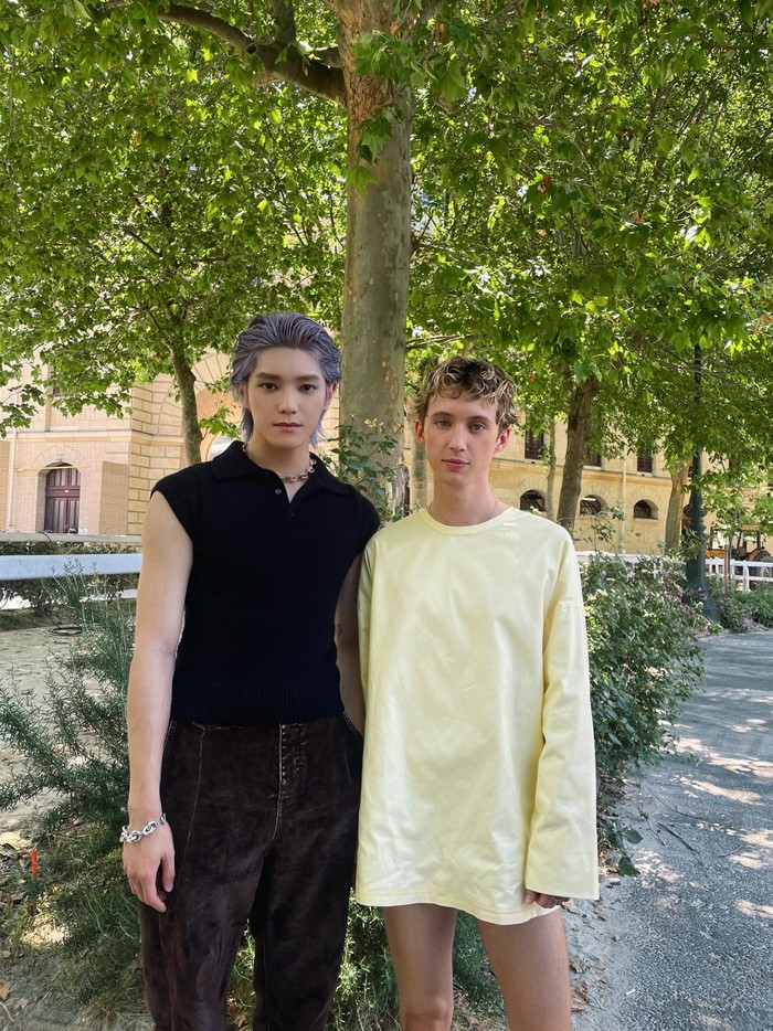 Selain itu, Taeyong juga berpose bersama Troye Sivan, penyanyi kenamaan asal Australia./ Foto: twitter.com/NCTsmtown