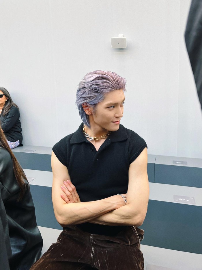 Memancarkan visual menawan, Taeyong terlihat tampan dengan purple-ash hair yang terlihat kontras dengan fair skin-nya./ Foto: twitter.com/NCTsmtown
