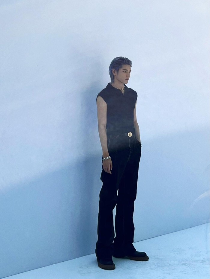 Pria kelahiran 1995 tersebut juga mengenakan outfit yang didominasi warna hitam, serta tambahan beberapa perhiasan yang melengkapi penampilan stylish-nya./ Foto: twitter.com/NCTsmtown