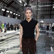 Gaya Menawan Taeyong NCT Saat Menghadiri Loewe SS24 Show di Paris, Sempat Pose Bareng Emily Ratajkowski!