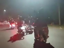 Viral Teror Gangster Bawa Sajam Lukai Pengemudi di Simpang Lima Gumul Kediri
