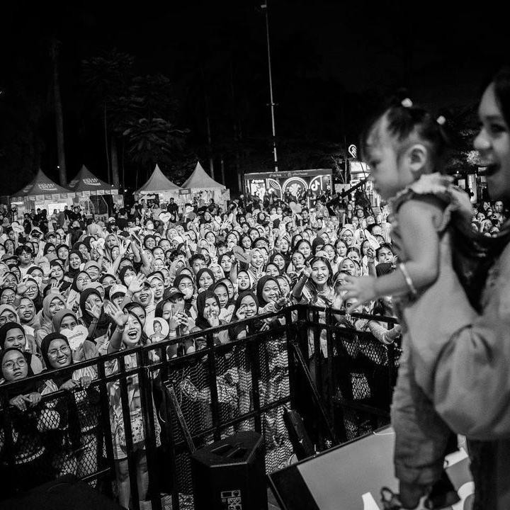 <p>Bukan kali ini saja Nakeya diajak menemani kakaknya manggung. Sebelumnya, putri bungsu Nola ini sudah sering ikut dalam kegiatan kakak-kakaknya. (Foto: Instagram @riafinola)</p>