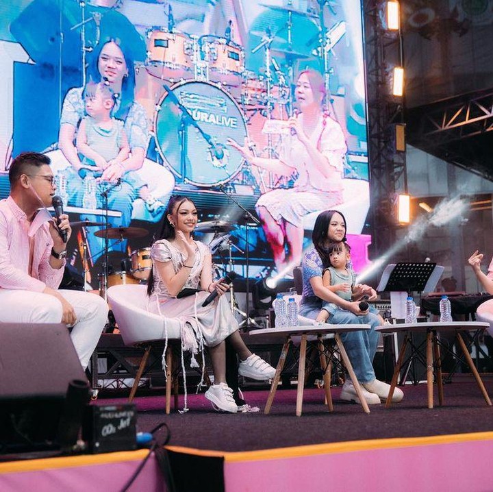<p>Nakeya terlihat anteng alias tak rewel selama di atas panggung. Ia bahkan ikut serius memerhatikan kedua kakaknya yang sedang talkshow, Bunda. (Foto: Instagram @riafinola)</p>