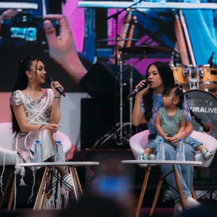 <p>Belum lama ini, Nakeya tampak menemani kedua kakaknya, Maura dan Neona, manggung di acara <em>Eurekafest 2023</em>. Nakeya bahkan sempat ikut naik ke pangung. (Foto: Instagram @riafinola)</p>