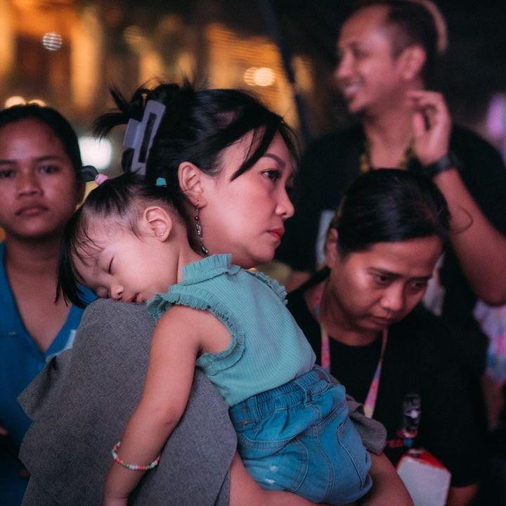 <p>Sang Bunda yang ikut mendampingi sampai kagum dengan keberanian si bungsu. Nola mengatakan bahwa Nakeya begitu semangat menemani kedua kakaknya, sampai ia pun ketiduran. (Foto: Instagram @riafinola)</p>