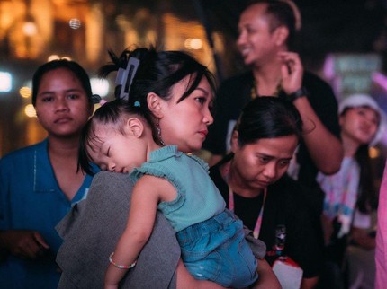 7 Potret Nakeya Anak Nola B3 Temani 2 Kakaknya Manggung, Sampai Ketiduran