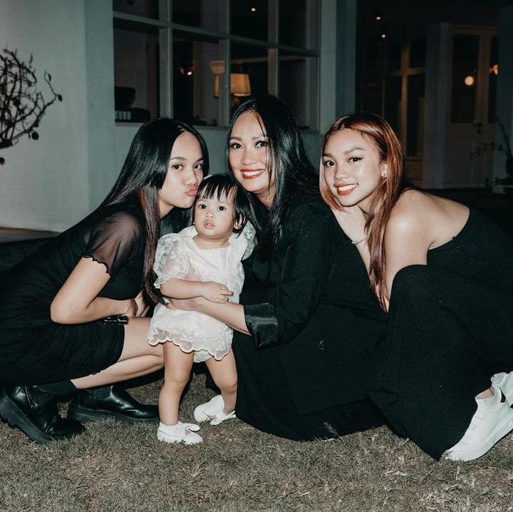 <p>Putri bungsu Nola B3, Nakeya Ayu, sebentar lagi berusia dua tahun. Di usianya yang masih terbilang kecil, Nakeya sudah sering diajak sang Bunda menemani kedua kakaknya manggung nih. (Foto: Instagram @riafinola)</p>