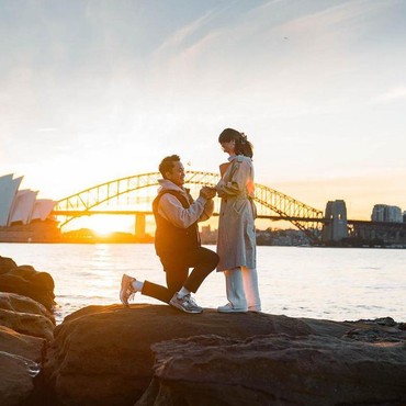 7 Momen Romantis Pebulutangkis Anthony Ginting Lamar Kekasih di Australia