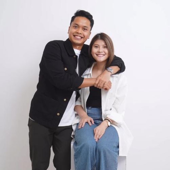 <p>Pemain bulu tangkis Anthony Sinisuka Ginting resmi melamar sang kekasih Mitzi Abigail. Pria yang akrab disapa Ginting ini menyiapkan kejutan lamaran yang romantis di Australia, Bunda. (Foto: Instagram @sinisukanthony)</p>