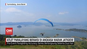 VIDEO: Atlet Paralayang Beraksi di Angkasa Waduk Jatigede