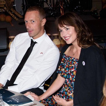Tepis Isu Putus, Chris Martin Gandeng Dakota Johnson di Mumbai