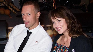 Diam-diam Tunangan, Chris Martin & Dakota Johnson Ogah Buru-buru Nikah