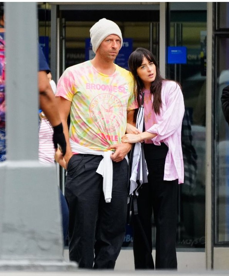 Chris Martin dan Dakota Johnson Chris Martin dan Dakota Johnson