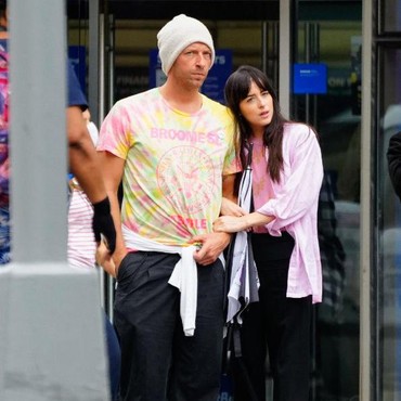 Jarang Tersorot, 7 Potret Bucin Chris Martin & Dakota Johnson Bikin Gemas!