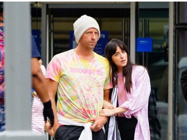 img-title Jarang Tersorot, 7 Potret Bucin Chris Martin & Dakota Johnson Bikin Gemas!