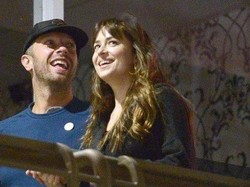 Viral Chris Martin dan Dakota Johnson Ikut Mandi Suci Kumbh Mela di India