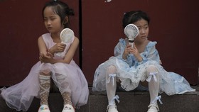 FOTO: Warga China 'Terpanggang' Suhu Panas 40 Derajat Celsius