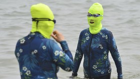 Disengat Panas, Warga China Ramai-ramai Borong Facekinis