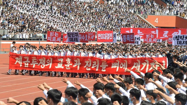 Ribuan warga Korut gelar demonstrasi dan pawai akbar memperingati 73 tahun Perang Korea.
