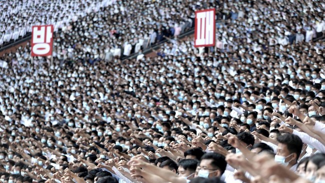 FOTO: Ribuan Warga Korut Gelar Pawai Akbar, Menentang Imperialisme AS