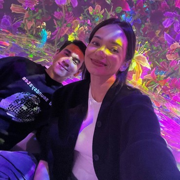 Suami Disebut Mirip Ragil Mahardika, Enzy Storia: Ngakak!