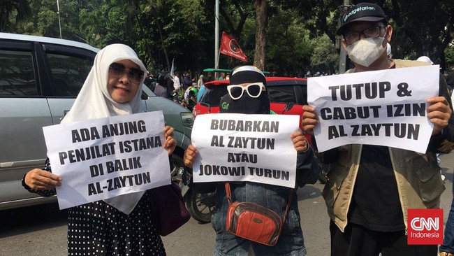 Lalu lintas di sepanjang rute yang dilewati massa macet parah. Massa FPI memenuhi trotoar hingga badan jalan.
