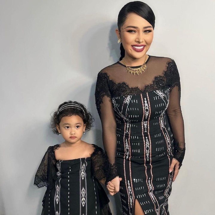 <p>Momen itu adalah pertama kalinya Mutia Ayu memperlihatkan wajah Gewa di hadapan publik. Ia juga membagikan beberapa potret wajah Gewa di <em>Instagram</em> pribadinya, Bunda. "Terimakasih Gewa udah temenin dan kuatin Bunda di atas panggung, karna Gewa Bunda bisa lewatin semua," tulis Mutia Ayu. (Foto: Instagram@mutia_ayuu)</p>