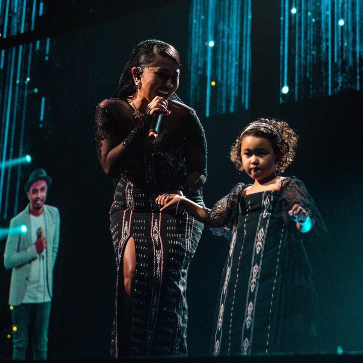 <p>Rasa penasaran netizen akhir terjawab pada konser Glenn Fredly 25 Years Of Music, hari Sabtu (24/6/2023) kemarin. Pasalnya, Mutia Ayu yang naik ke atas panggung untuk menyanyikan lagu mendiang suami tercintanya ternyata membawa Gewa juga untuk menemaninya, Bunda. (Foto: Instagram@mutia_ayuu)</p>